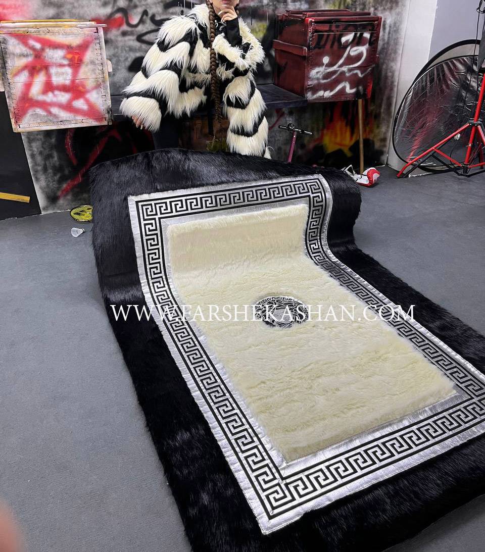 فرش خز دست دوز ورساچه زمینه کرم ورساچه نقره ای